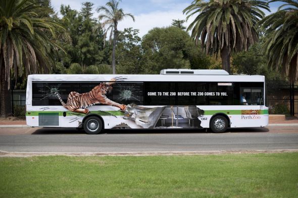 動物園のラッピング広告。トラに襲われたデザインで、本物の迫力を演出しているようです。