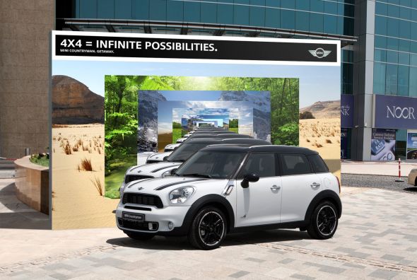 ミニの屋外広告。実車と看板を重ね、テーマである「無限の可能性」を表現しているようです。