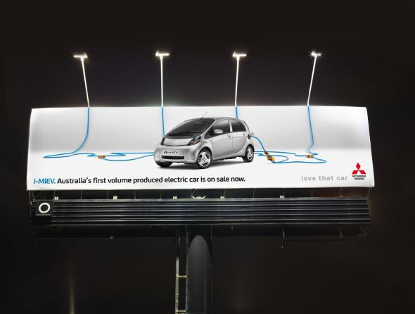 電気自動車（三菱i-MIEV）の屋外広告。電力の供給もできる様子を表現しているようです。