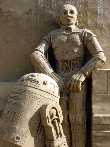 砂で作られたスターウォーズの彫刻