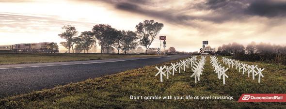 Transport&Tourism（国土交通省 相当）の安全啓蒙ポスター。たくさんのお墓、踏み切りを渡る時はギャンブル（無茶）をしてはならない、との事です。≪オーストラリア≫