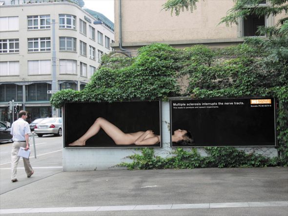 スイス多発性硬化症協会の屋外広告。神経路断絶による麻痺と言語障害を表現しているようですが、なぜ？裸なのかは疑問ですが、多発性硬化症の予防を啓蒙しているそうです。≪スイス≫