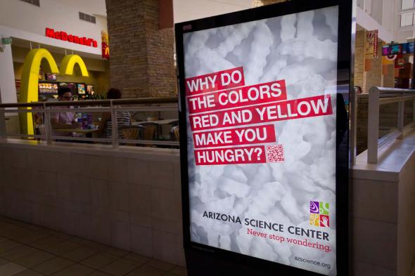 アリゾナサイエンスセンターの屋外広告。「赤と黄色で空腹になるのはなぜ？」など様々な疑問を、家族そろって学ぶ事ができる体験型科学博物館。マクドナルドの広告じゃないんですね。≪米国≫