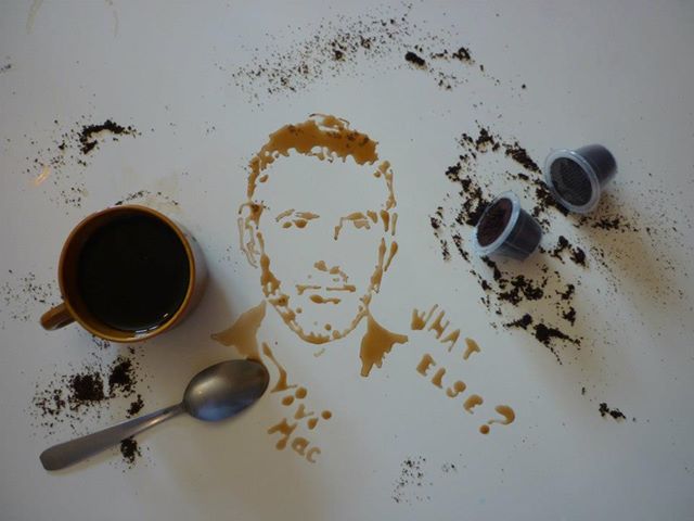 コーヒーで描かれたジョージクルーニーの肖像画