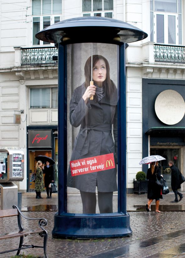 マクドナルドの屋外広告。急な雨が降ったらマクドナルドへ、のような感じでしょうか。傘を模した広告は面白さとユーザー訴求をしっかり兼ねてます。＜デンマーク＞