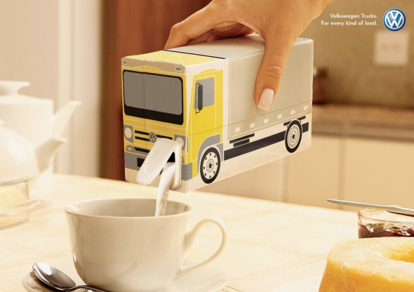 フォルクスワーゲントラックの広告ポスター。トラックが描かれたミルクパックは、「あらゆる荷物が運べます」というメッセージのようですね。＜ブラジル＞
