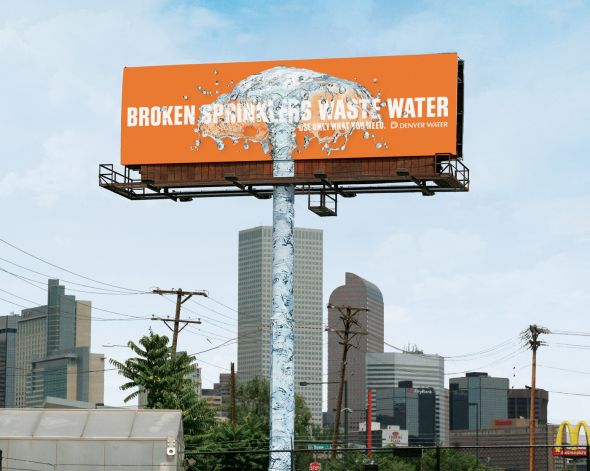 デンバーウォーター（公共機関）の屋外広告。「使うのは必要な分だけにして」と節水を呼びかける看板で、壊れた水道管を上手く表現しています。＜米国＞