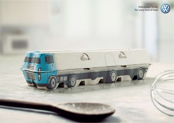 フォルクスワーゲントラックの広告ポスター。トラックが描かれた卵ケースは、「あらゆる荷物が運べます」というメッセージのようですね。＜ブラジル＞