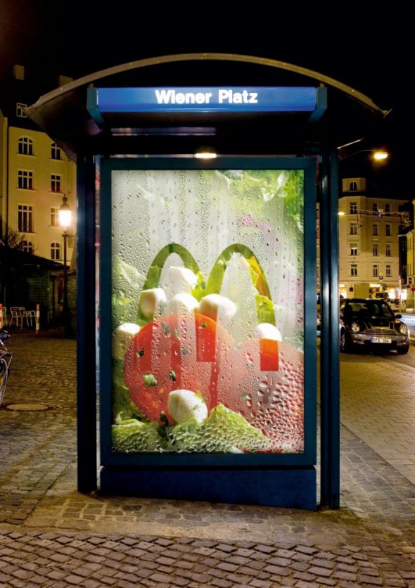 マクドナルドの屋外広告。結露で表現されたロゴマークは、サラダの新鮮さをアピール。野菜画像の手前にプレキシグラスで空間を作り、実際の結露を作ってるそうです。＜ドイツ＞