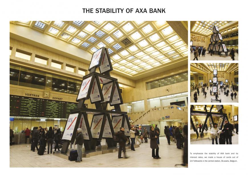アクサ銀行のオブジェ広告。積み重ねた広告で砂上の楼閣を表現、「安定感」を伝えたいようです。＜ベルギー＞