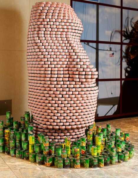 果物の缶詰で作られた、イースター島モアイ像の店頭ディスプレイ彫刻